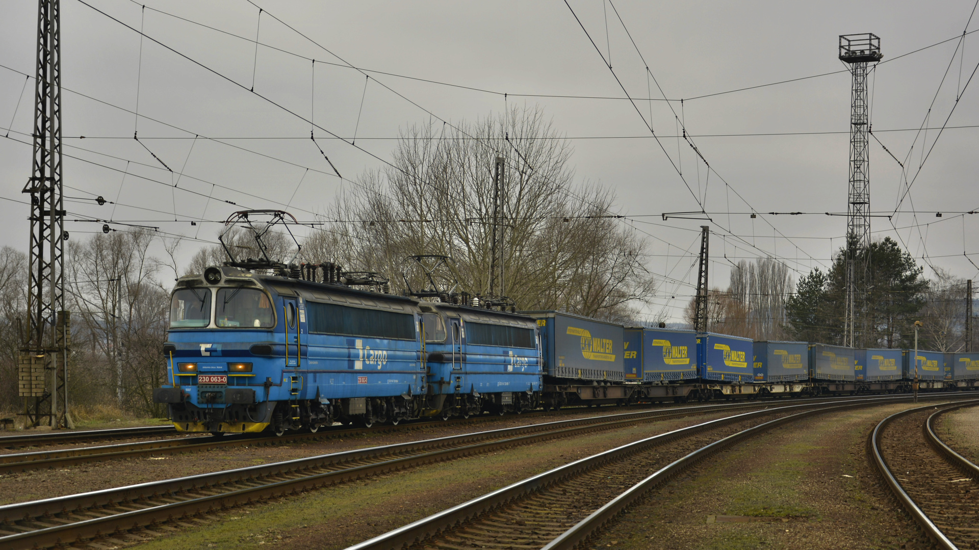 Laminatky 230.063-0 a 230.069-7 s vlakem NEx48321, Kutná Hora 11.2.2015